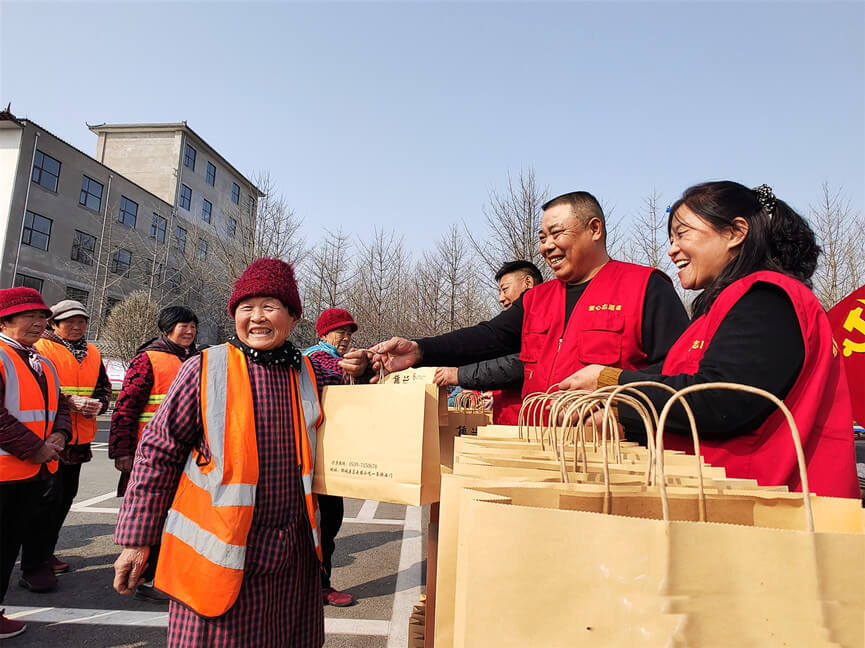 郯城：爱心志愿者“学雷锋”为环卫工人“做好事”